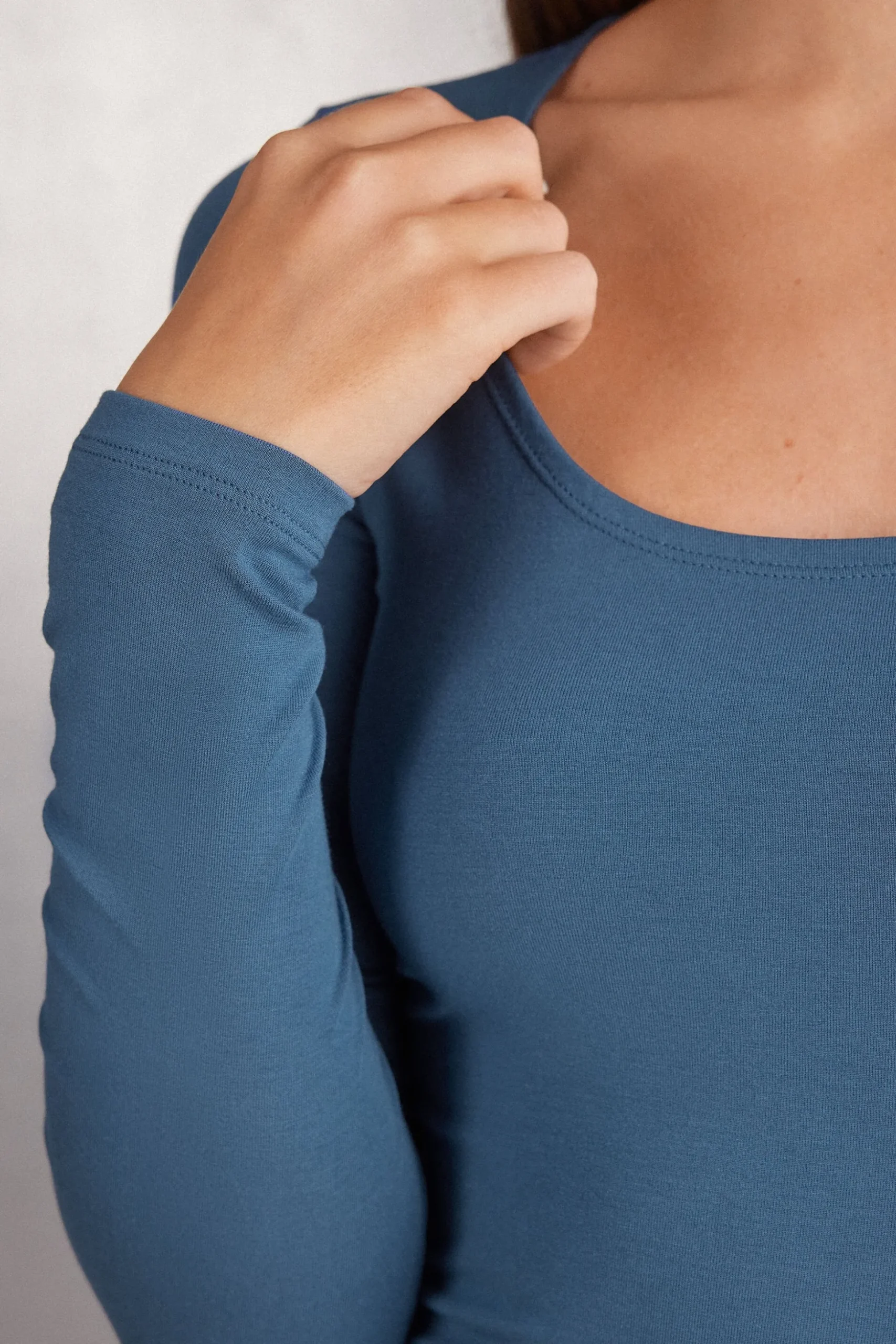 Maglia a Manica Lunga con Scollo a Madonna in Micromodal