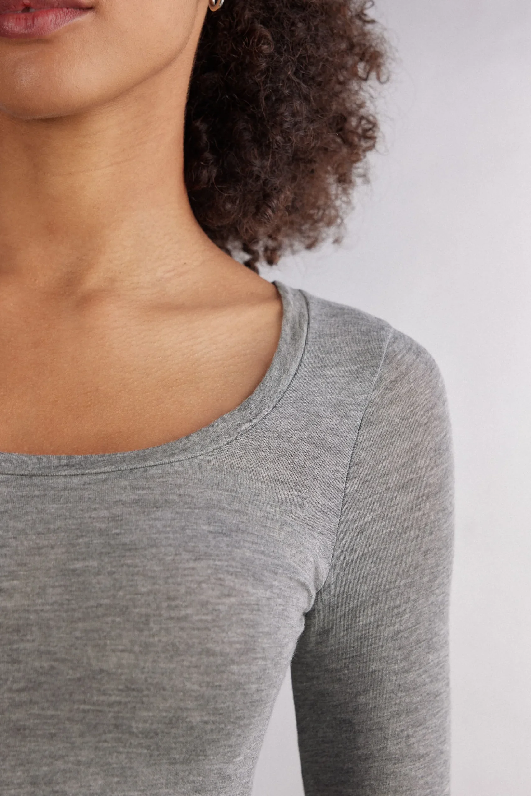 Maglia Manica Lunga Modal Ultralight con Cashmere Scollo Madonna