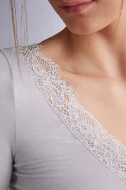 Maglia scollo a V in Modal Cashmere Ultralight e Pizzo