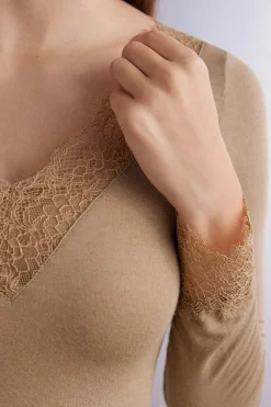 Maglia scollo a V in Modal Cashmere Ultralight e Pizzo