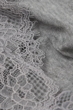 Maglia scollo a V in Modal Cashmere Ultralight e Pizzo