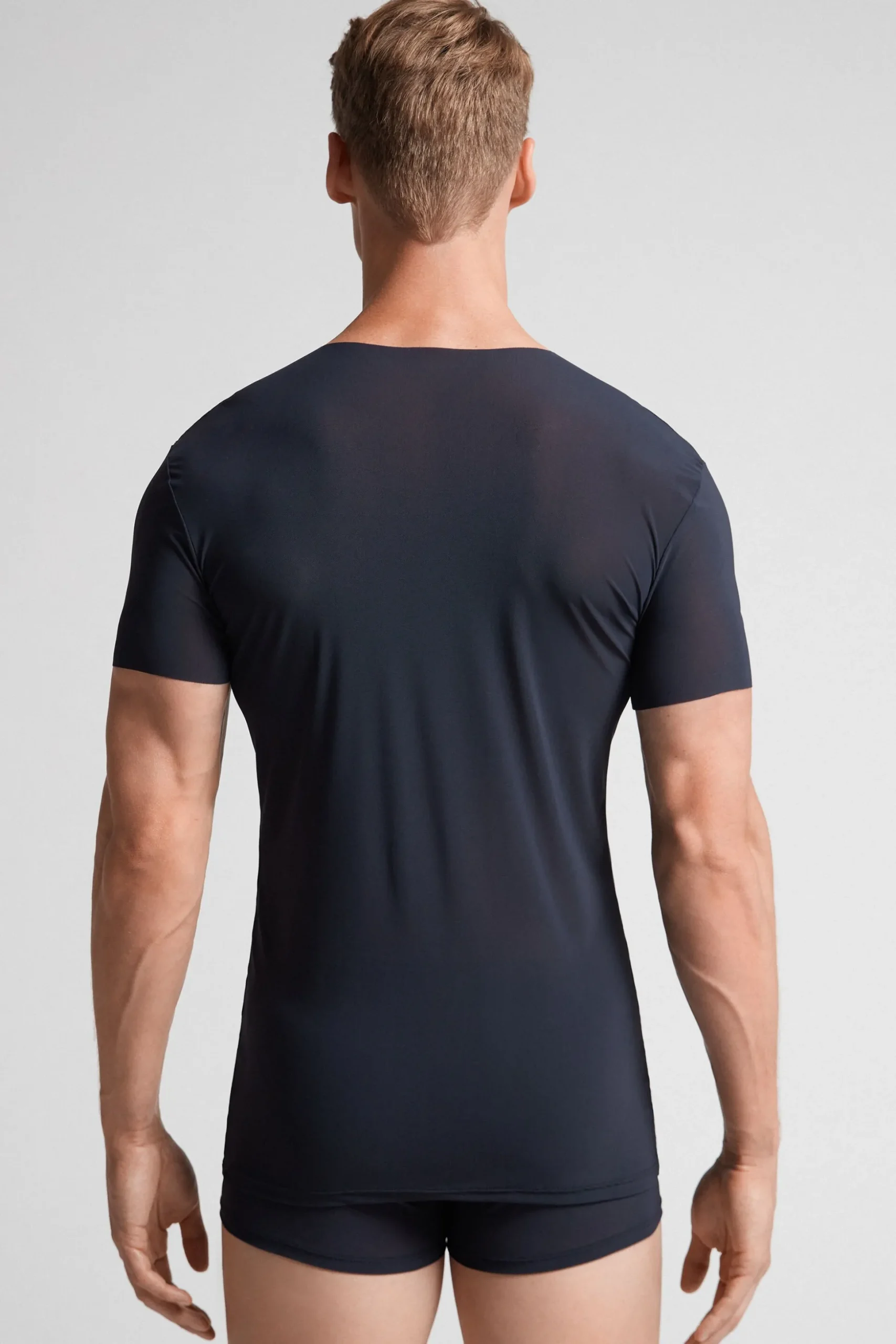 T-shirt in Microrete Taglio Vivo con Scollo a V
